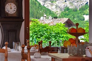 Tägliches Frühstücksbuffet gegen Gebühr