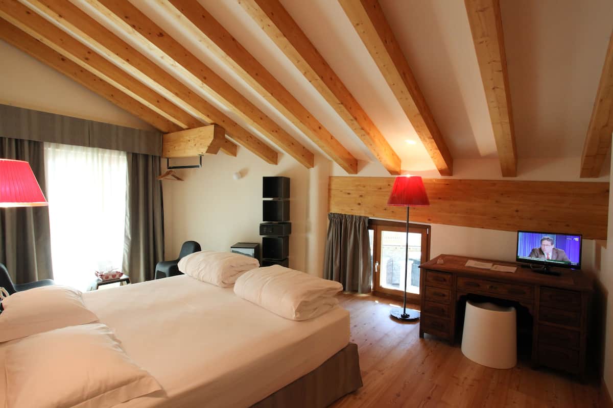 Comfort Double Room, Balcony, Annex Building | Minibar, in-room safe, desk, WiFi (free)