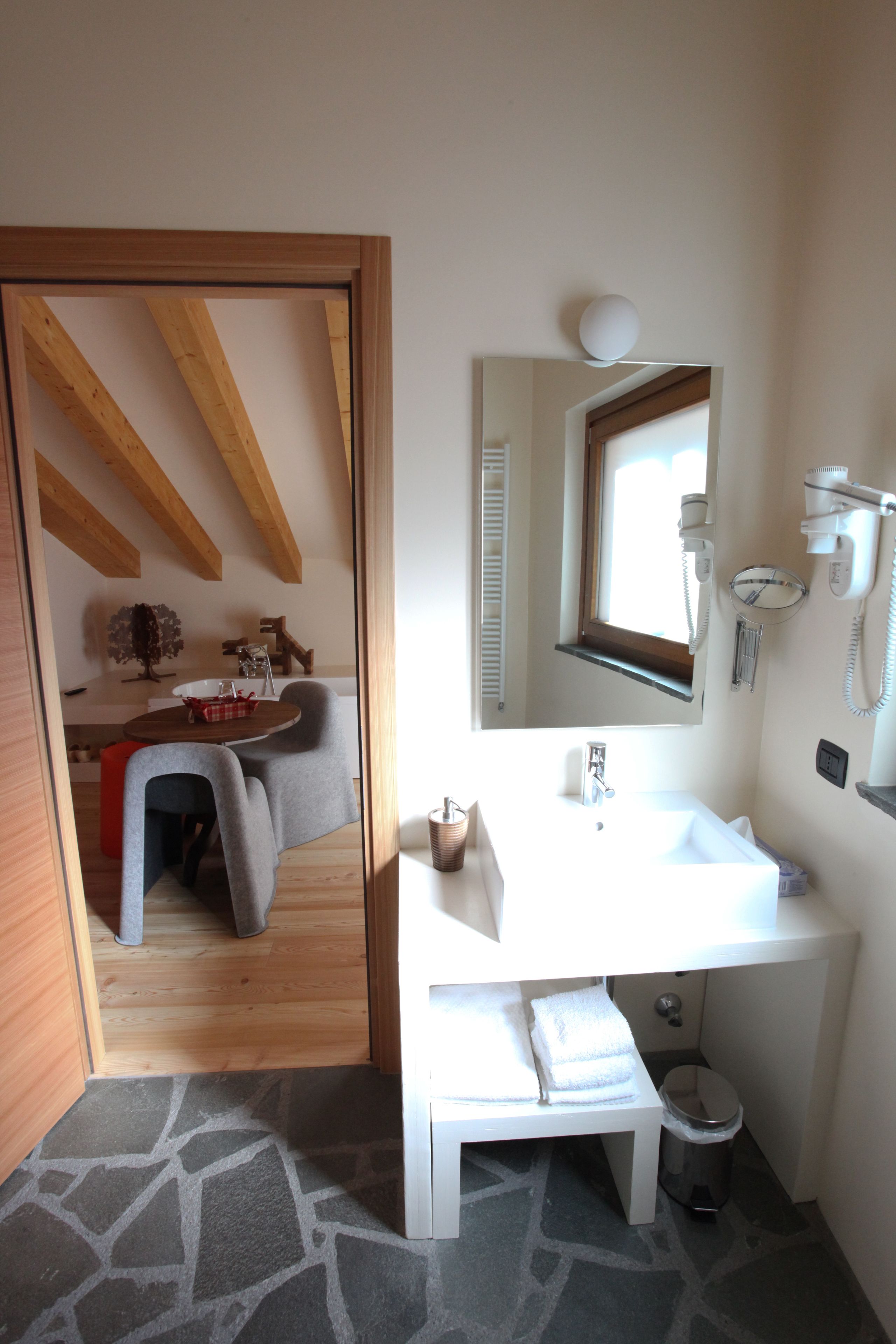 comfort double room, jetted tub, annex building | bathroom | shower, free toiletries, hair dryer, bidet