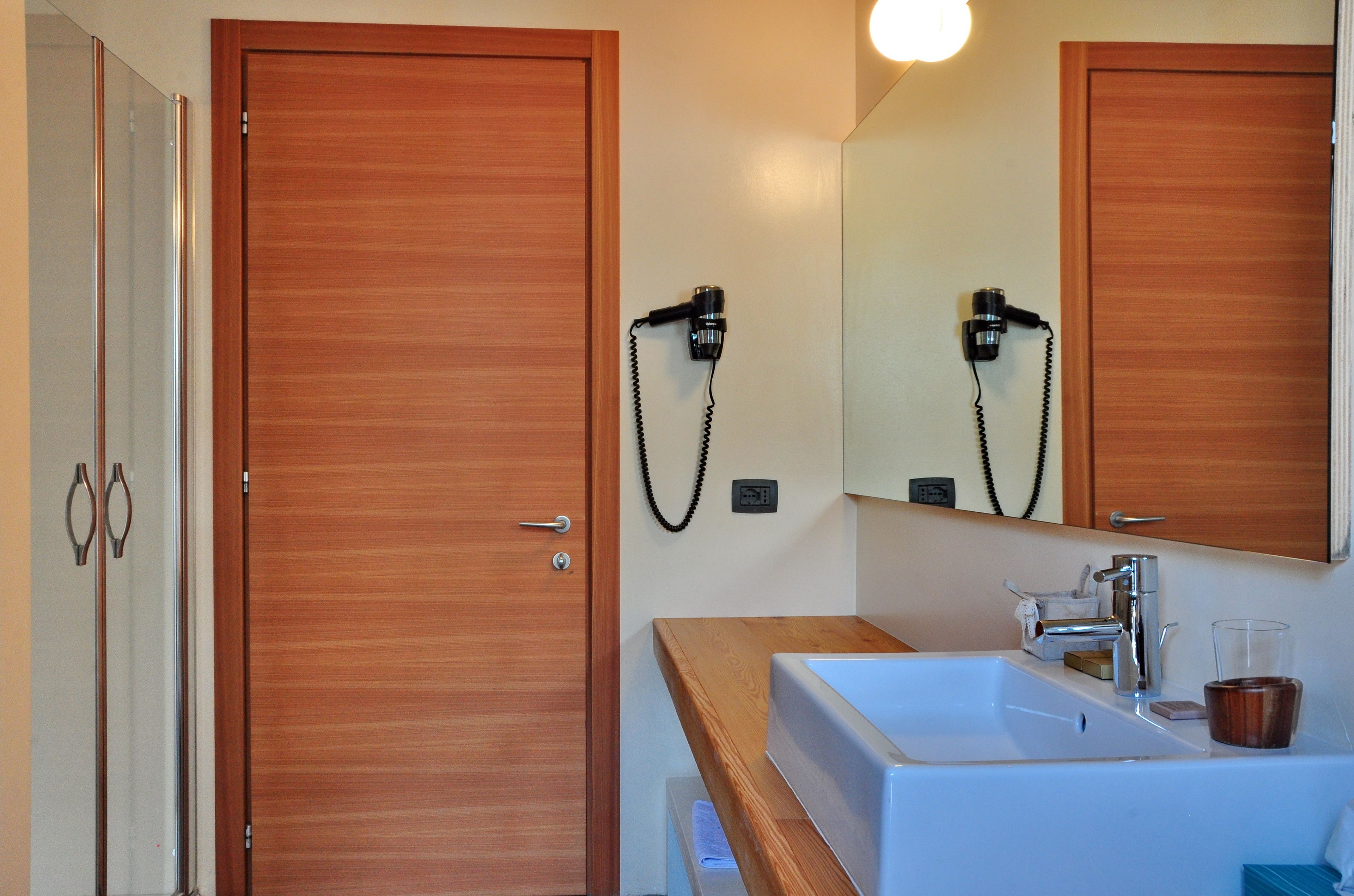 deluxe double room, balcony, annex building | bathroom | shower, free toiletries, hair dryer, bidet