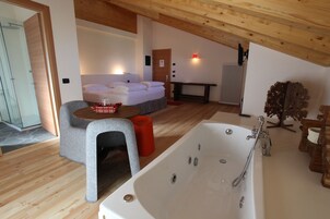 Quarto casal conforto, banheira de hidromassagem, em edifício anexo | Frigobar, cofres nos quartos, individualmente decorados, escrivaninha