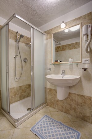 Double Room | Bathroom | Shower, rainfall showerhead, hair dryer, bidet - Hotel Cecchin (Aosta)