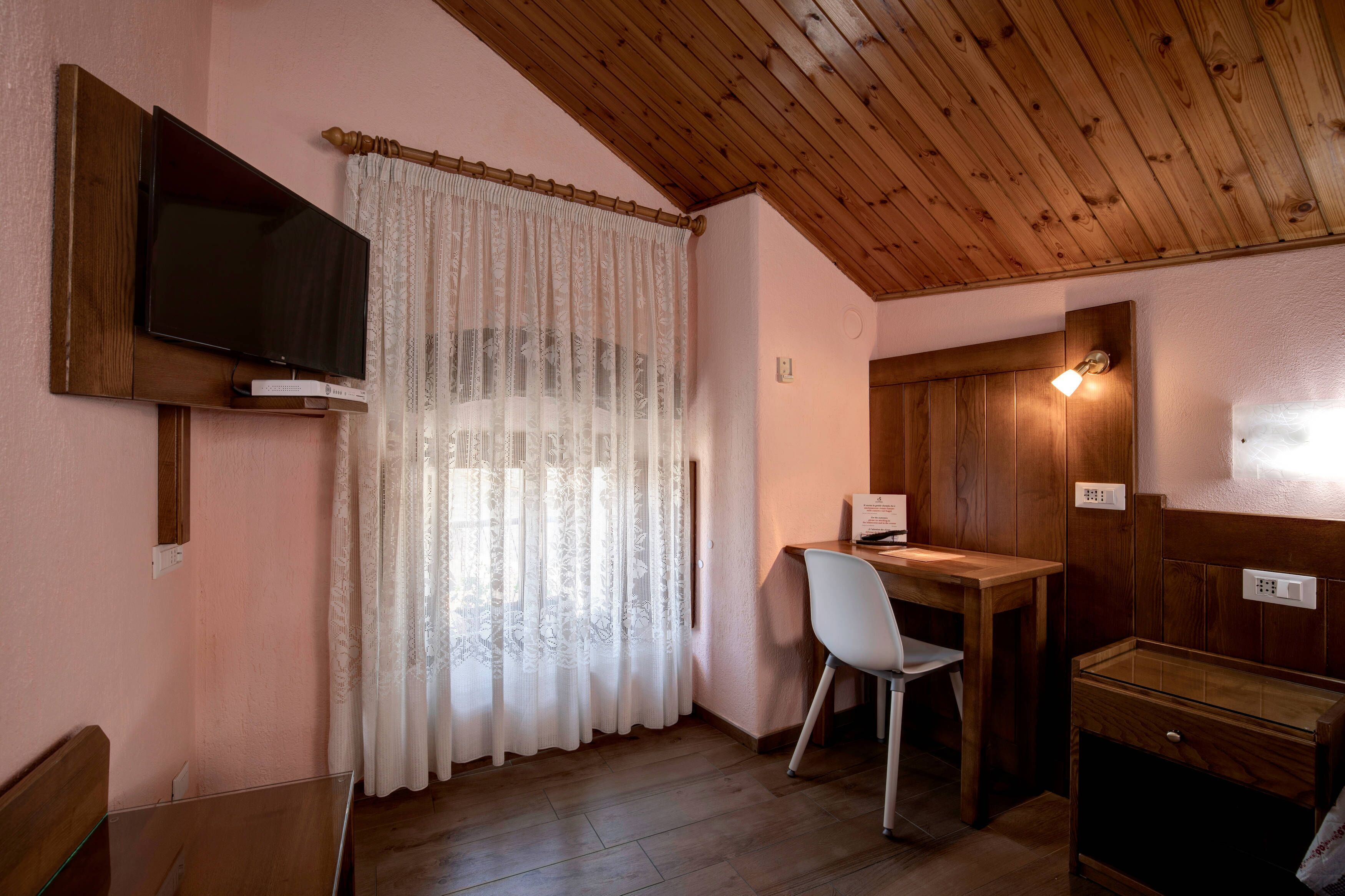 double room | 1 bedroom, desk, free wifi