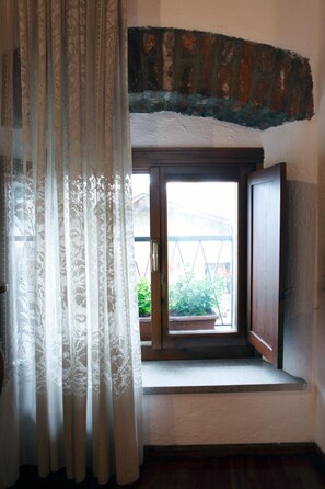 Una scrivania, Wi-Fi gratuito