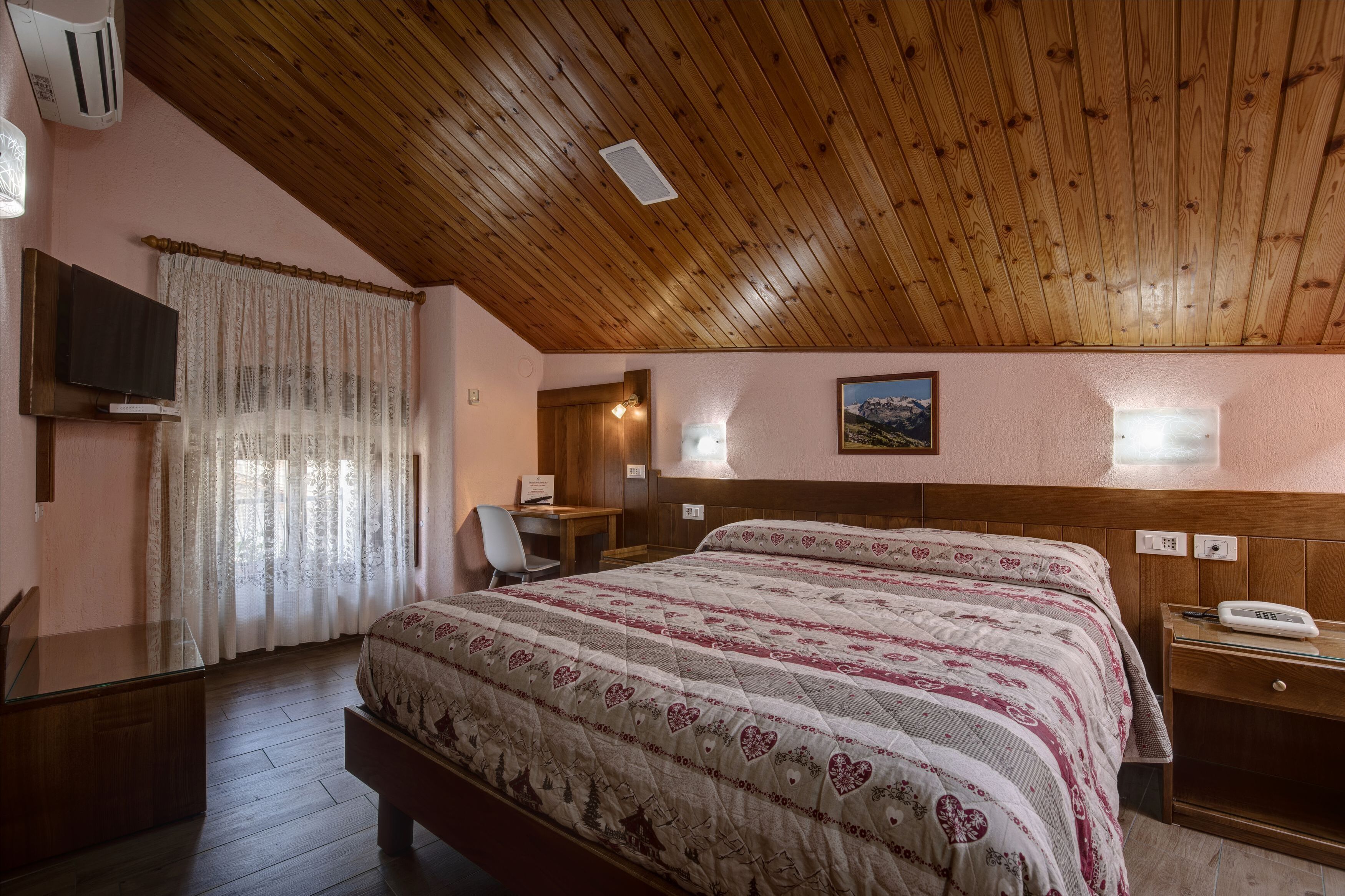 double room | 1 bedroom, desk, free wifi