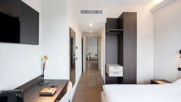 Minibar, coffres-forts dans les chambres, bureau