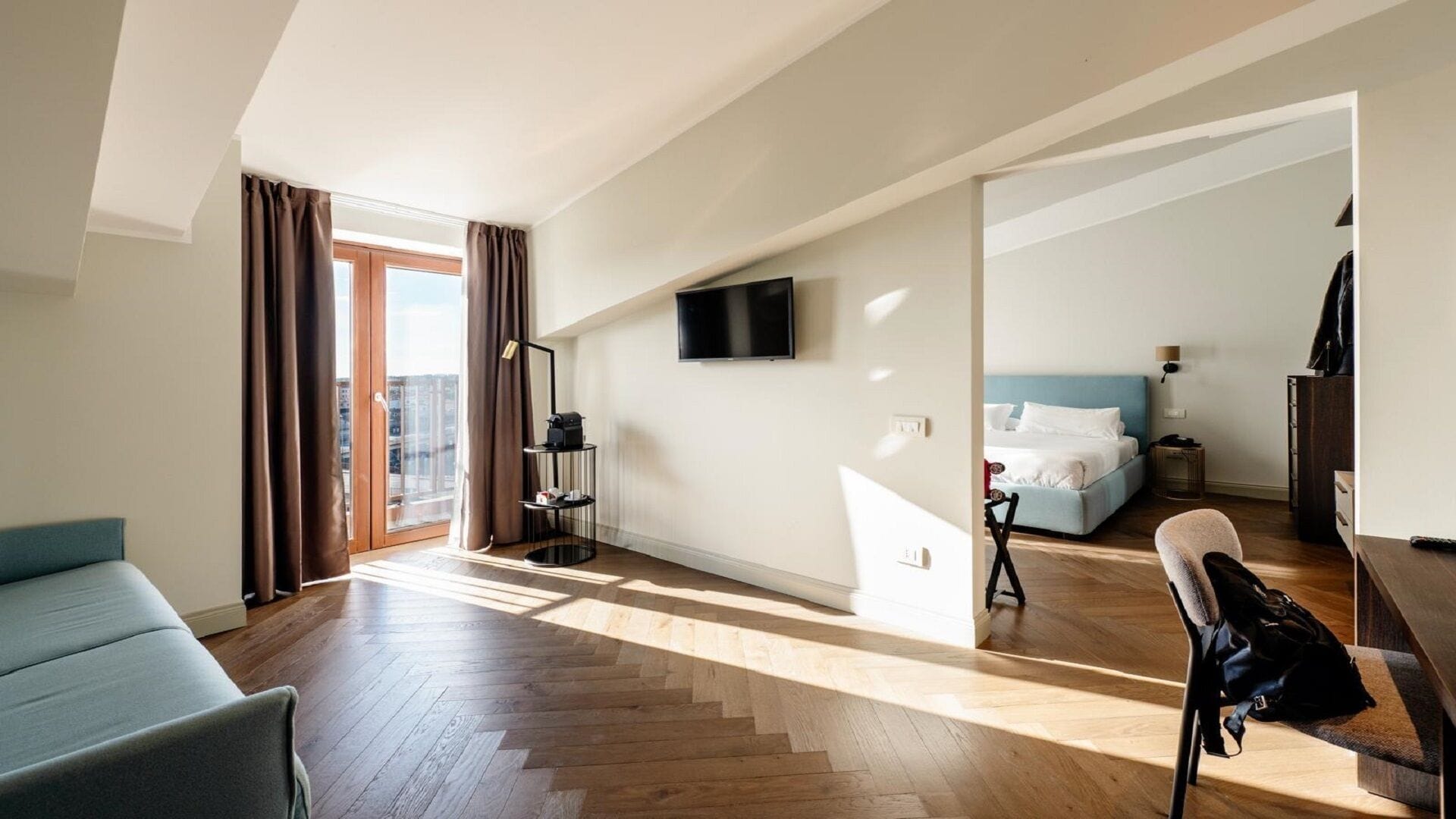 Junior Room, 1 Double Bed, Non Smoking | Minibar, in-room safe, desk, laptop workspace