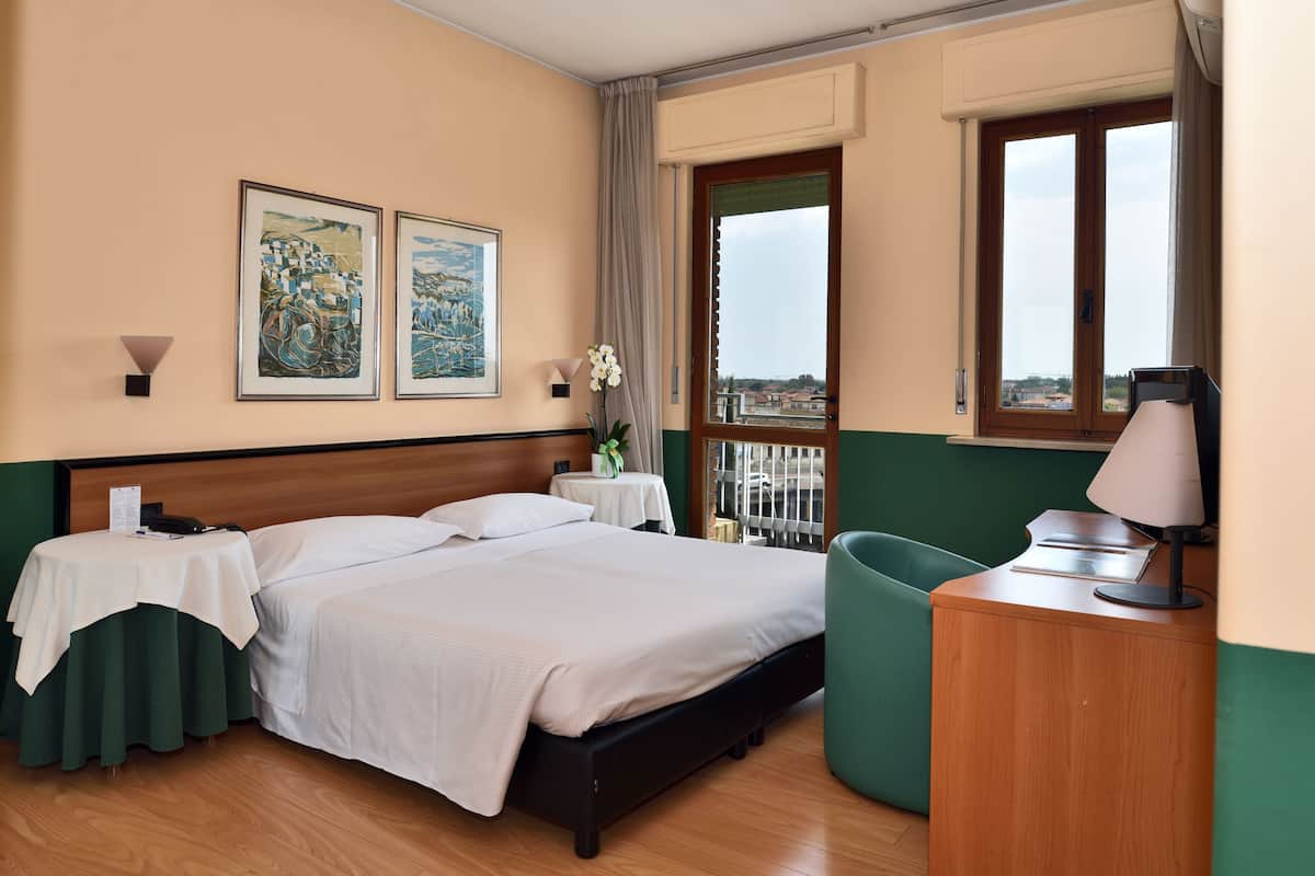 1 chambre, minibar, coffres-forts dans les chambres, bureau
