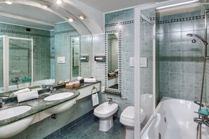Bañera con ducha, bañera de hidromasaje, cabezal de ducha tipo lluvia