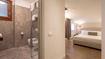 1 dormitorio, minibar, caja fuerte y escritorio