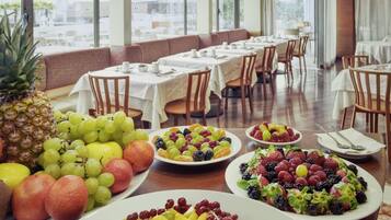 Se ofrece un desayuno bufé todos los días (por un coste adicional)