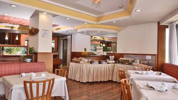 Tägliches Frühstücksbuffet (15 EUR pro Person)