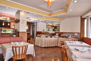 Desayuno buffet todos los días (con cargo)