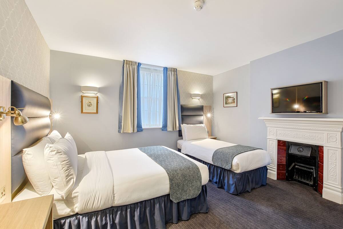 Triple Room | In-room safe, desk, blackout drapes, soundproofing