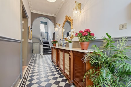 Interior entrance. Judd Hotel