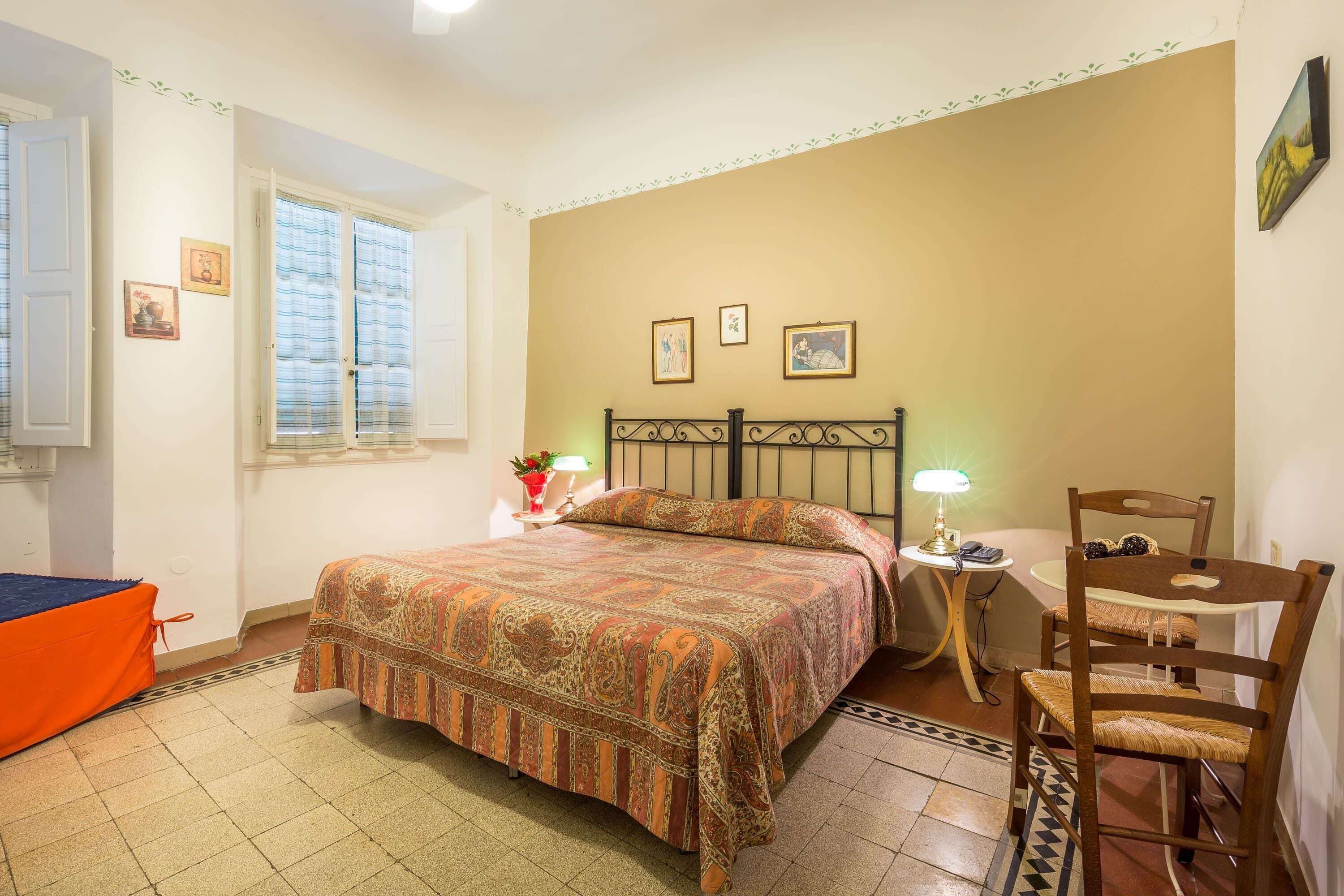 Skrivbord, arbetsyta för laptop, gratis wi-fi och sängkläder