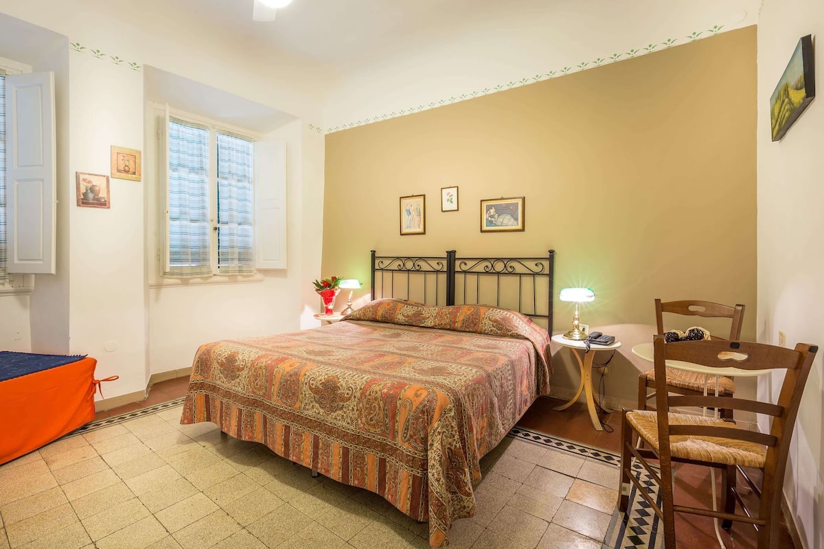 Desk, laptop workspace, free WiFi, bed sheets