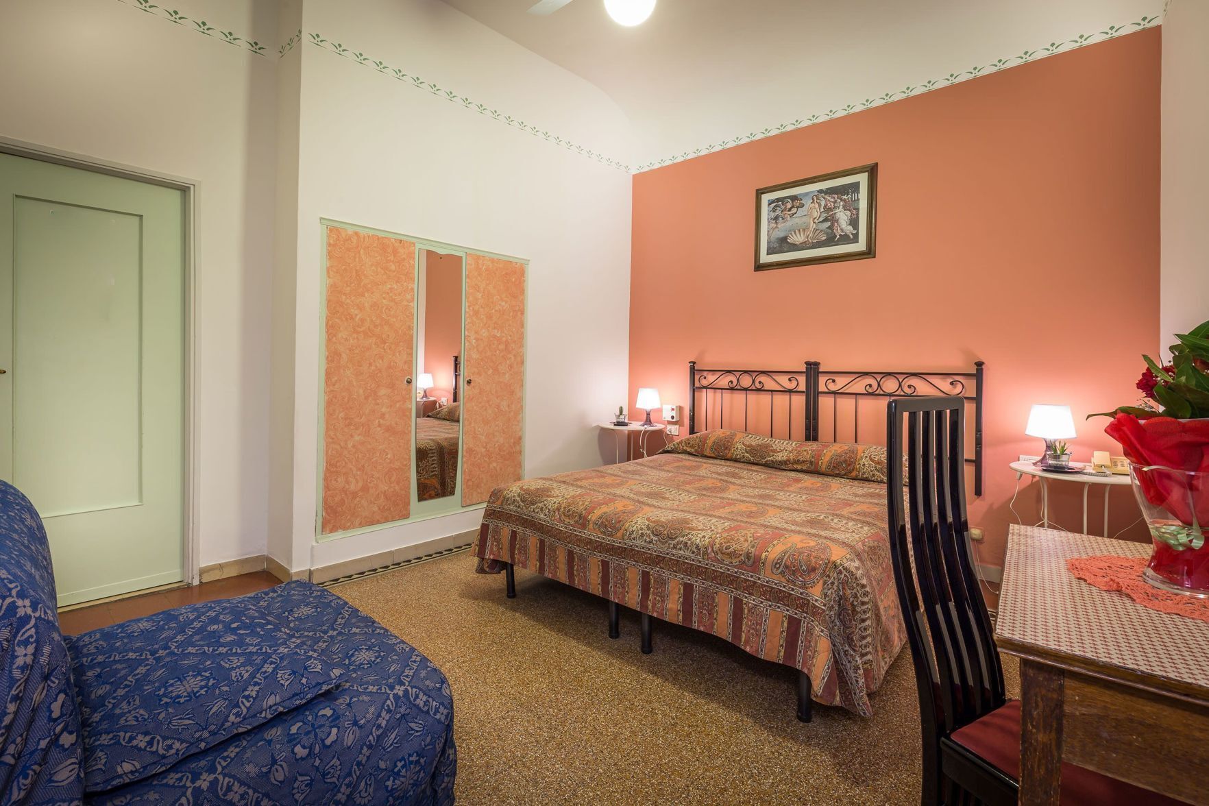 Skrivbord, arbetsyta för laptop, gratis wi-fi och sängkläder