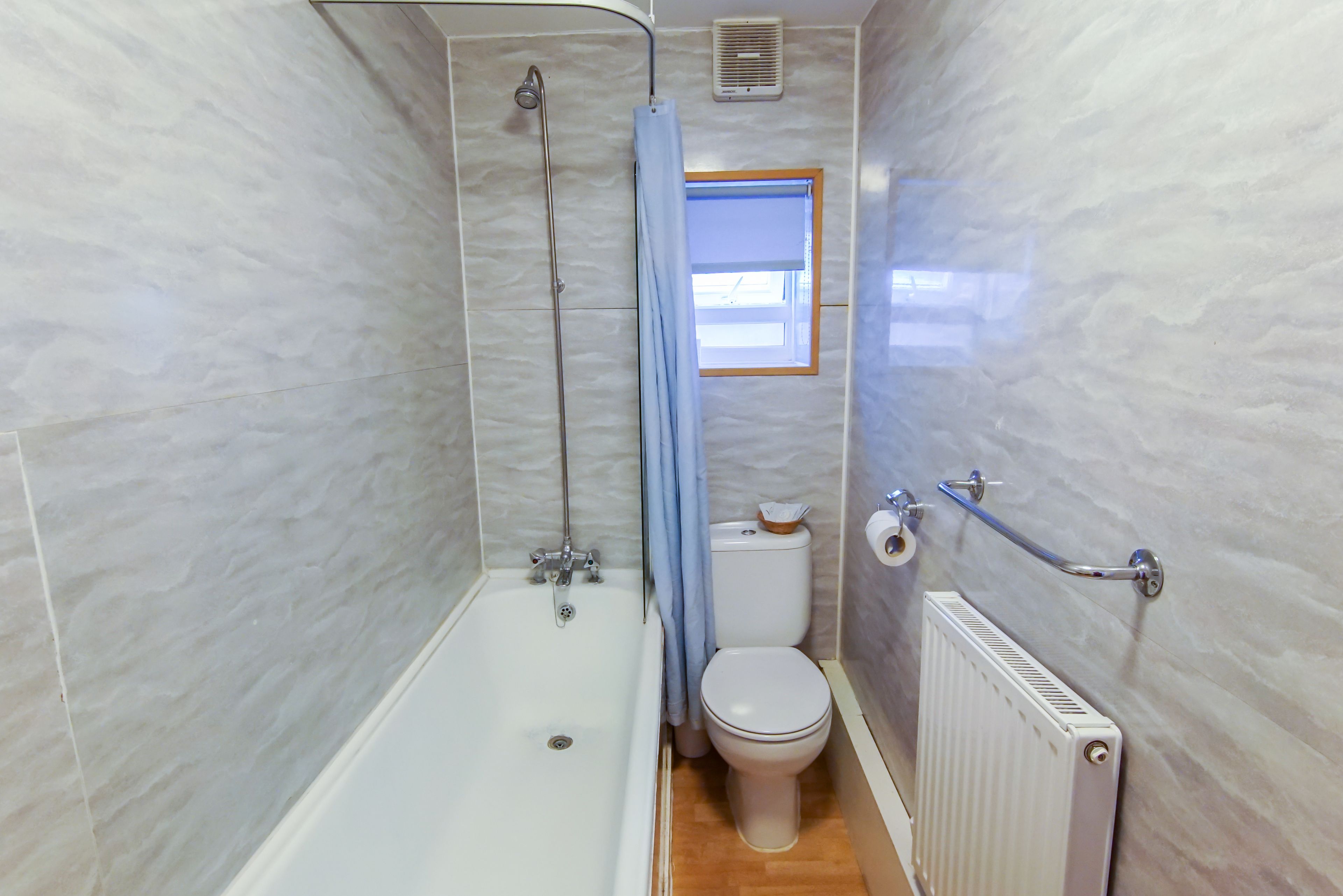 Combined shower/tub, free toiletries, hair dryer, towels