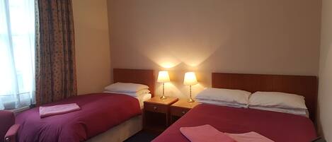 Familjerum för fyra - 1 sovrum | Strykjärn/strykbräda, gratis wi-fi och sängkläder