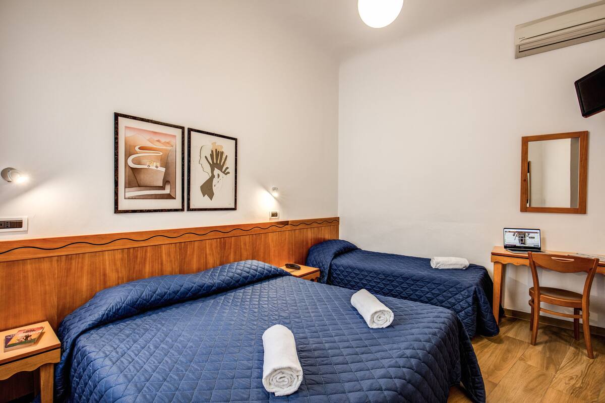 Tremannsrom | Senger med Select Comfort-madrass, skrivebord, lydisolert og barnesenger