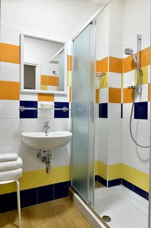 Regadera, regadera tipo lluvia, amenidades de baño gratuitas, bidet 