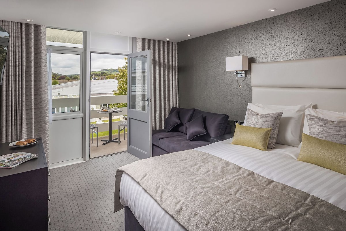 family double room, pool view | 1 bedroom, hypo-allergenic bedding, desk, laptop workspace