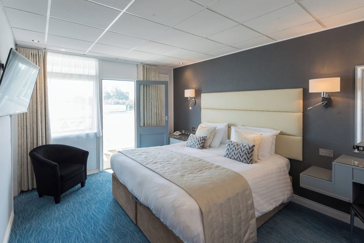 1 bedroom, hypo-allergenic bedding, desk, laptop workspace