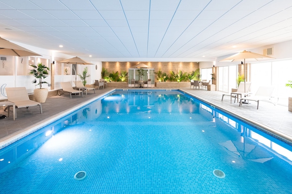 Indoor pool, sun loungers