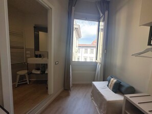 Tremannsrom – comfort, byutsikt | Skrivebord, wi-fi (inkludert) og sengetøy