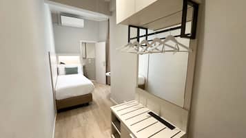 Escritorio, wifi gratis y ropa de cama