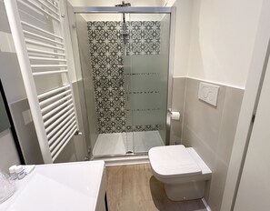 Comfort eenpersoonskamer (Private Shower) | Badkamer | Een haardroger, pantoffels, handdoeken, zeep