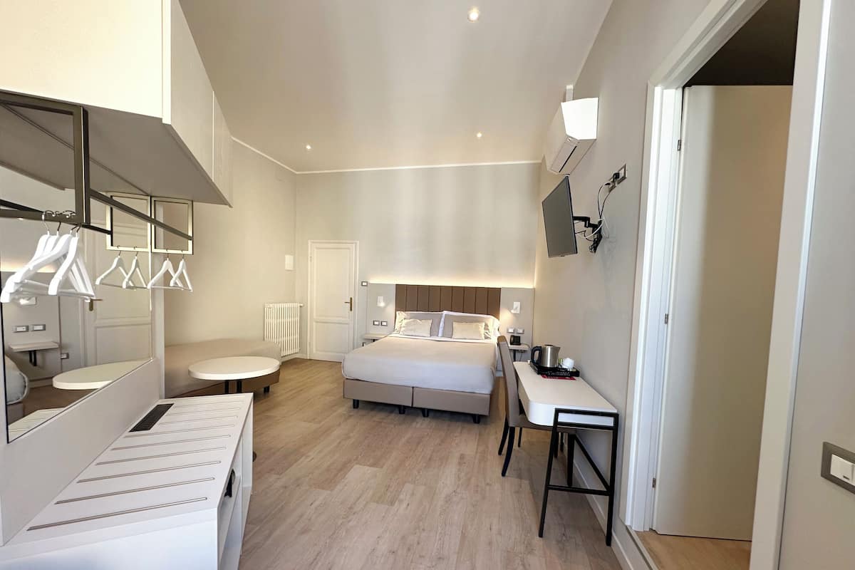 Comfort driepersoonskamer, uitzicht op stad | Een bureau, gratis wifi, beddengoed