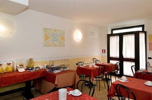 Colazione a buffet a pagamento, servita tutte le mattine 