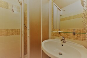 Double Room | Bathroom | Hair dryer, bidet, towels - Hotel Palazzuolo (Florence)