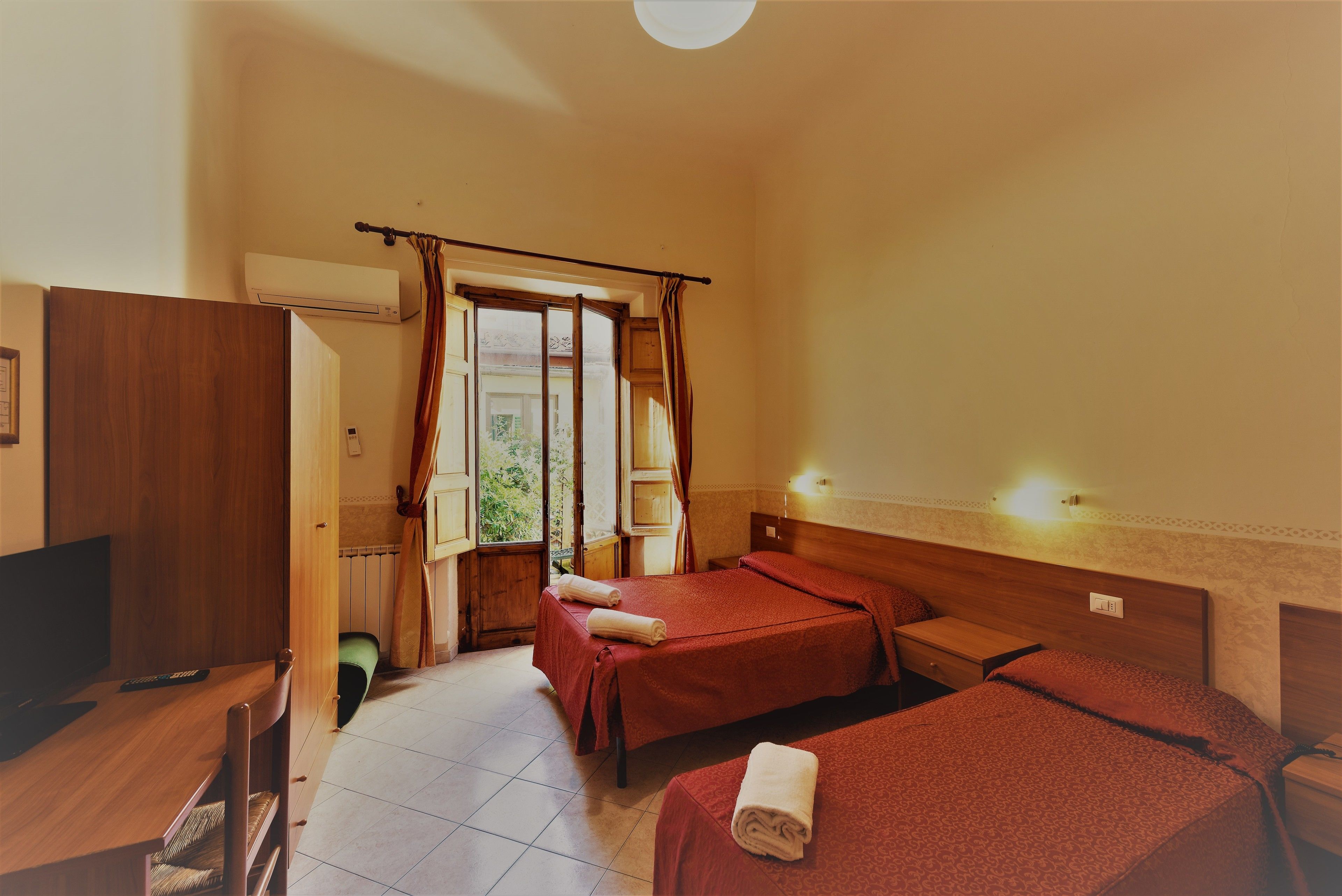 Triple Room | In-room safe, desk, soundproofing, free WiFi
