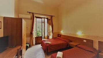 Triple Room | In-room safe, desk, soundproofing, free WiFi