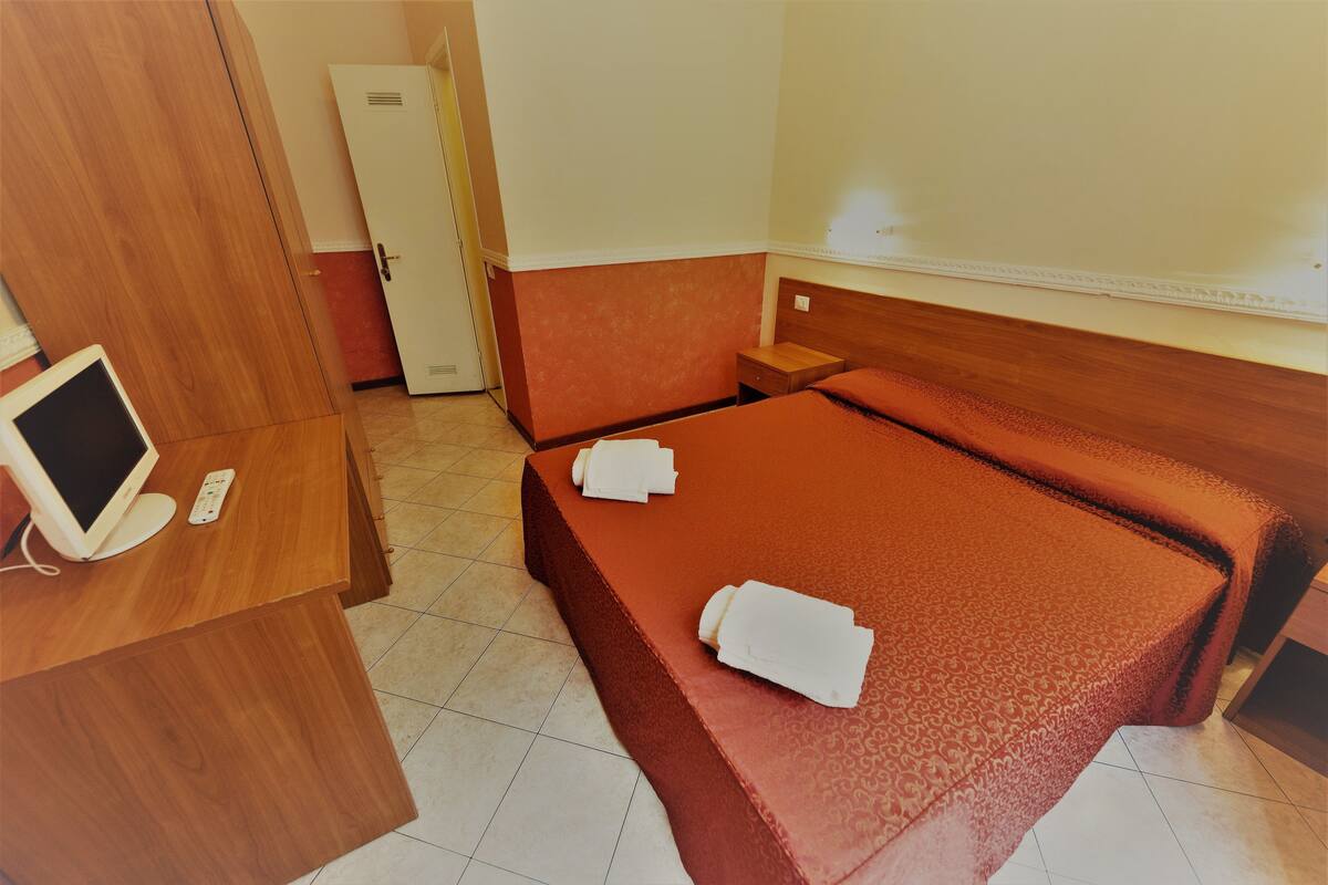 雙人房 | 客房內保險箱、書桌、隔音、免費無線上網