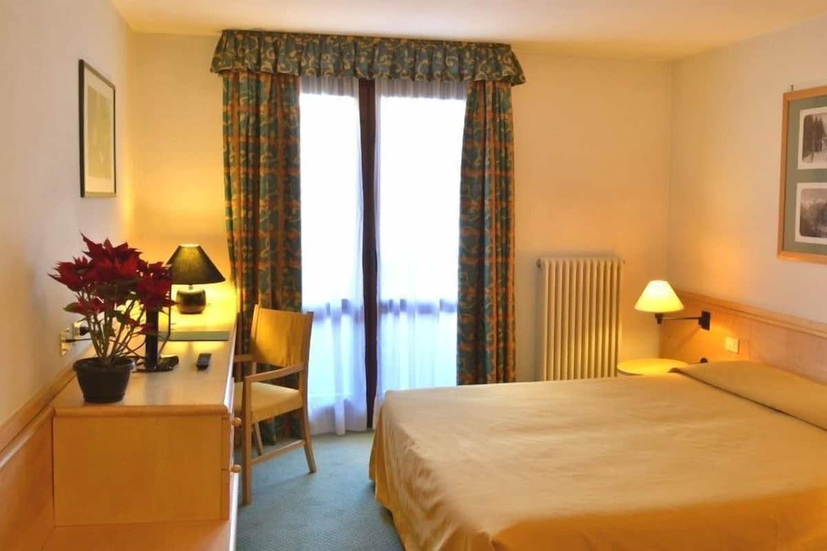 classic double room | 1 bedroom, select comfort beds, in-room safe, desk