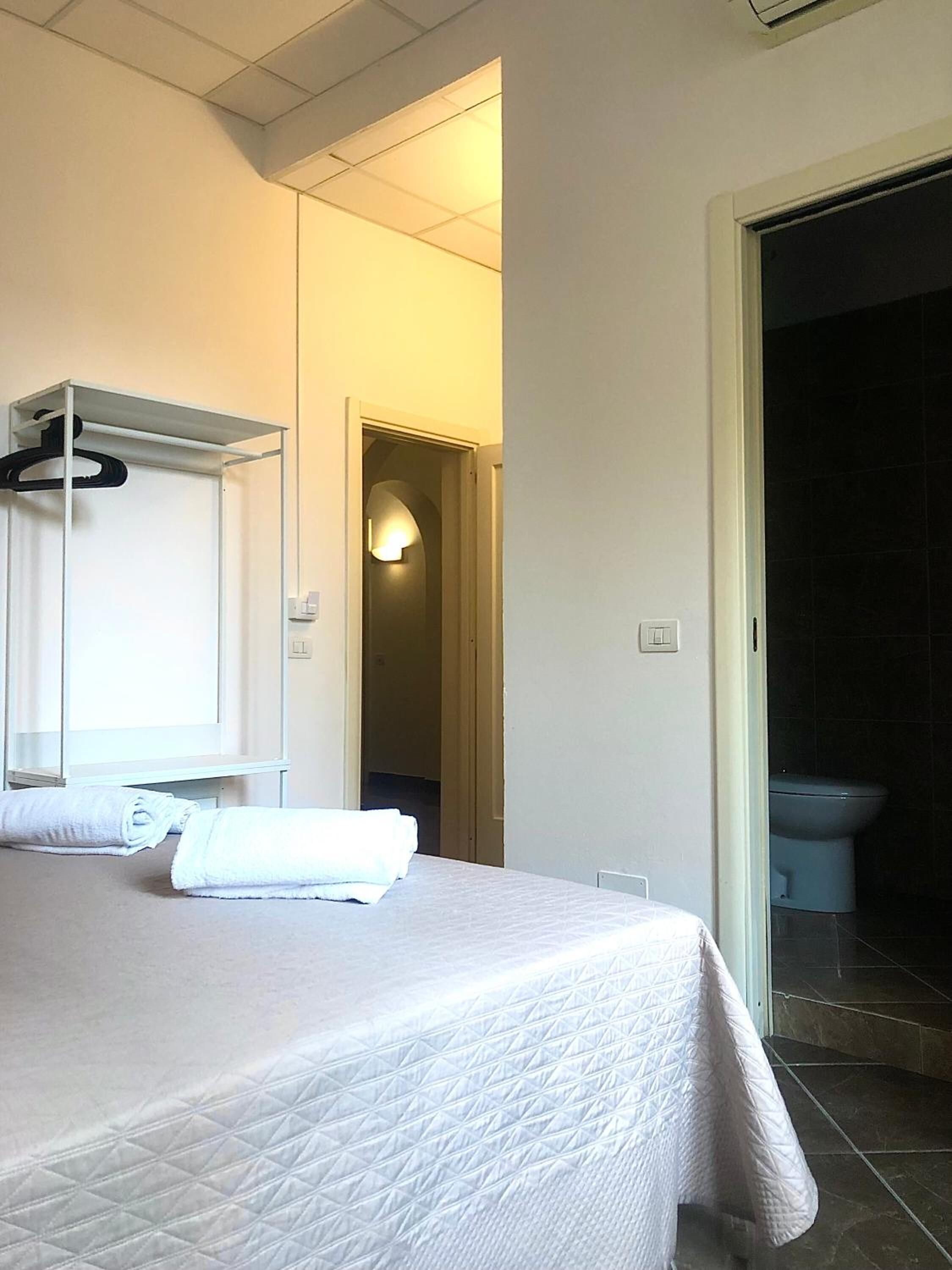 desk, free cots/infant beds, bed sheets