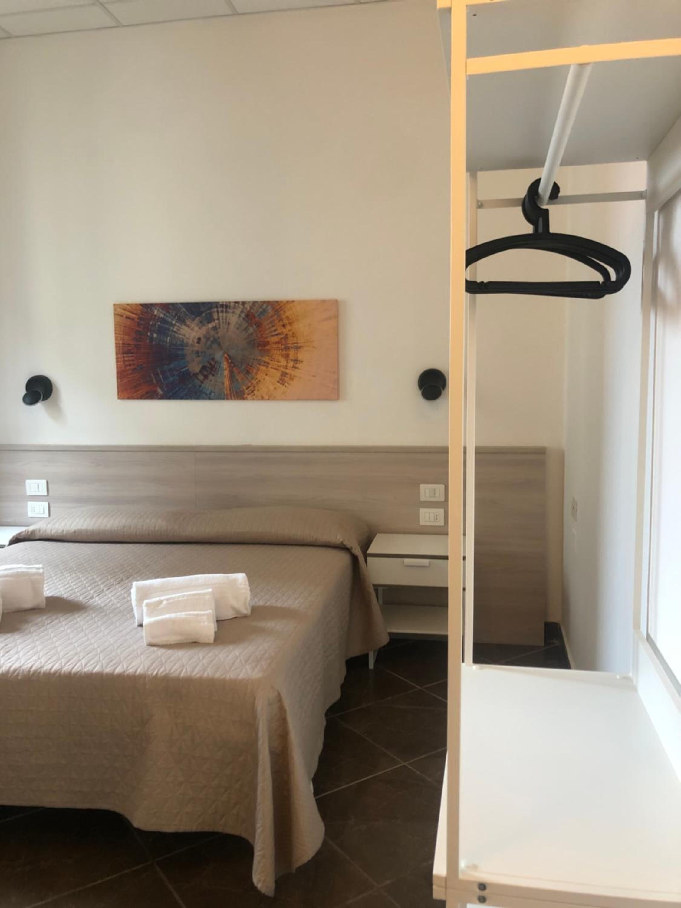 desk, free cots/infant beds, bed sheets