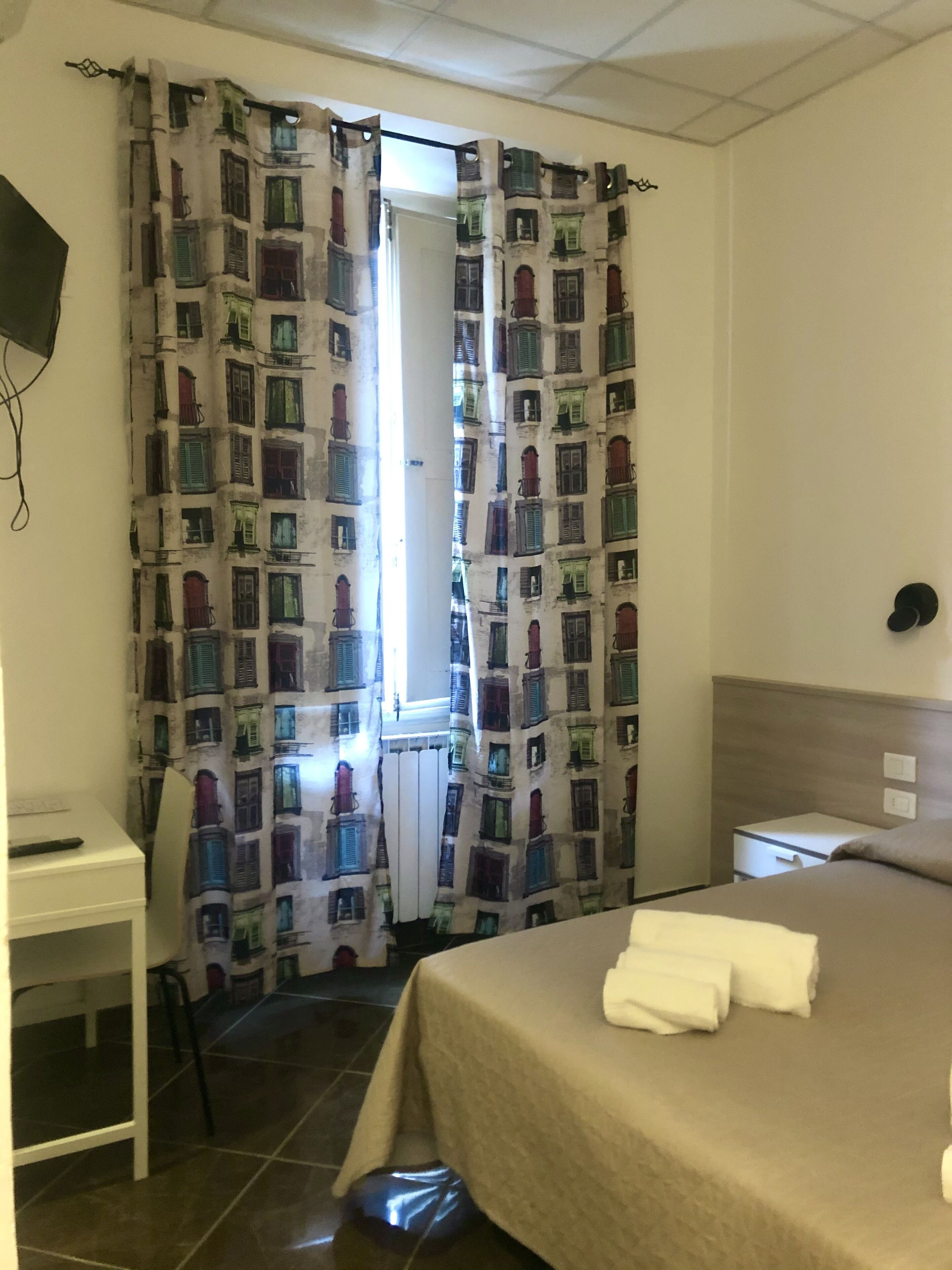 desk, free cots/infant beds, bed sheets