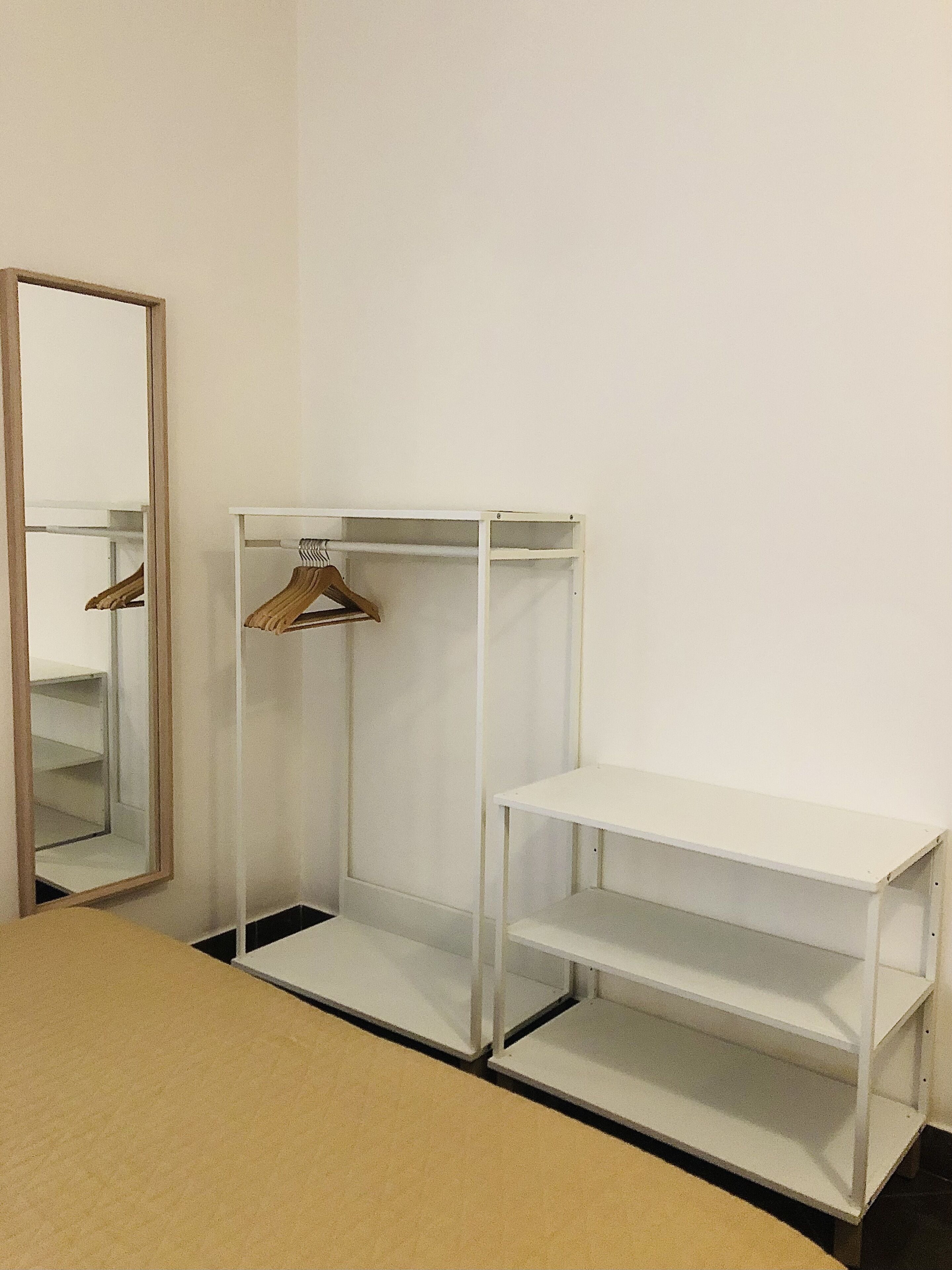 triple room | desk, free cots/infant beds, bed sheets