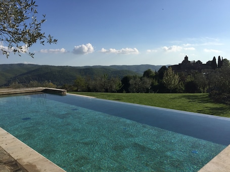 2 outdoor pools, sun loungers. Villa Le Barone