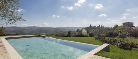 2 outdoor pools, pool loungers