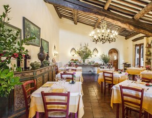 Breakfast and dinner served - Villa Le Barone (Greve in Chianti)