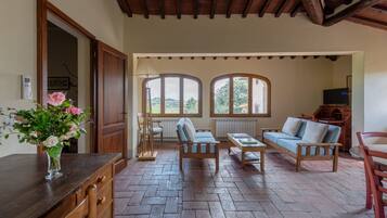 Apartment, 3 Bedroom 150m From Villa Le Barone | Area soggiorno