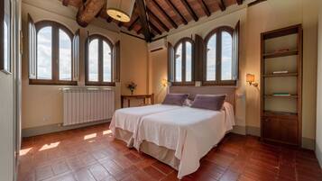 Apartment, 3 Bedroom 150m From Villa Le Barone | Biancheria da letto di alta qualità, minibar, una cassaforte in camera