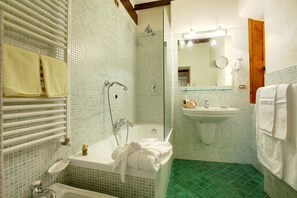 Habitación doble superior | Baño | Artículos de higiene personal gratuitos, secador de pelo y albornoces