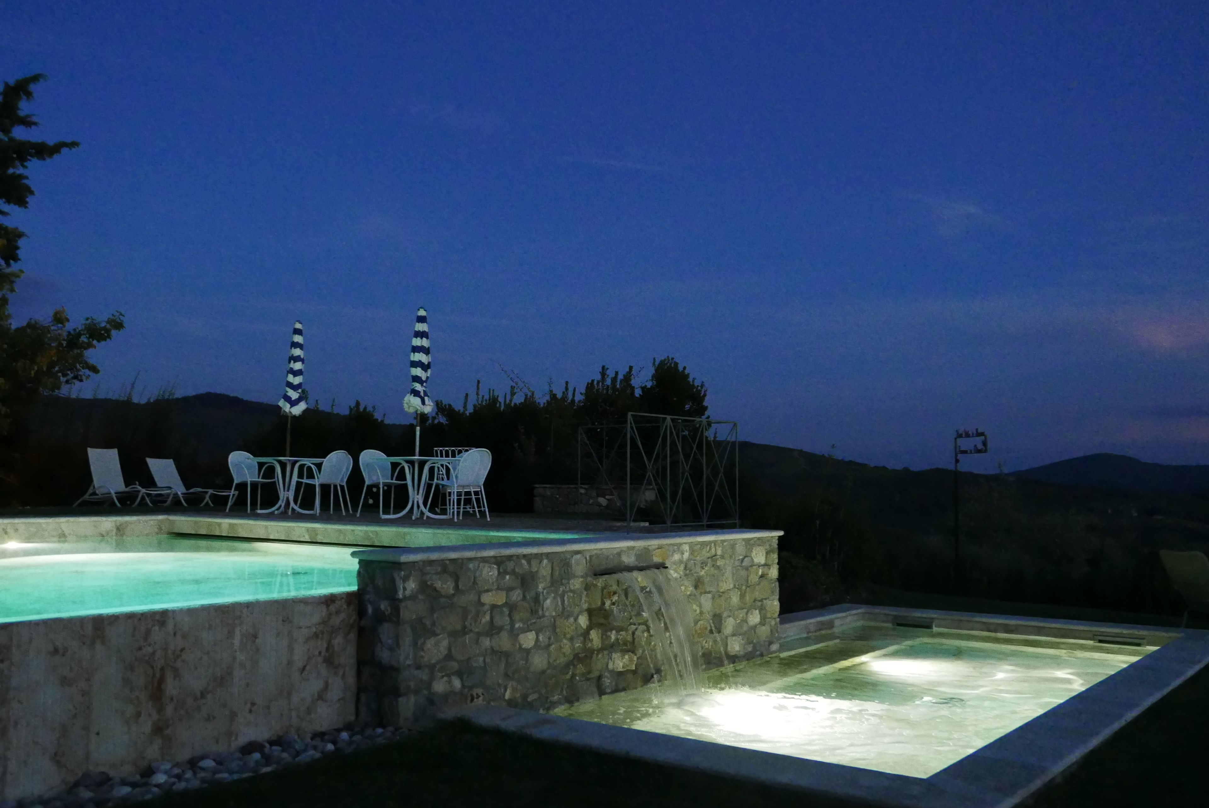 2 outdoor pools, pool loungers